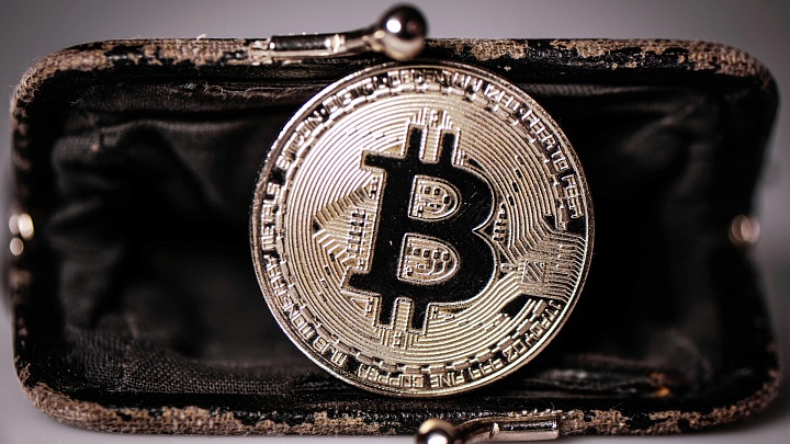 Биткоин подешевел до менее чем $65 тысяч