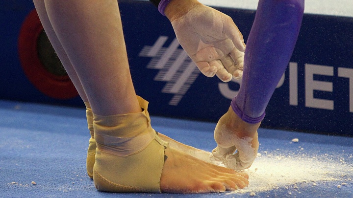 Российская гимнастка не повернулась к флагам во время гимна Украины