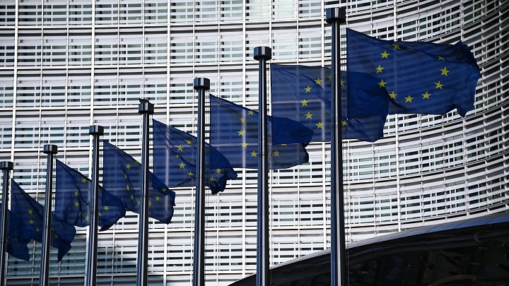 СМИ: Еврокомиссия отвергла законопроект о снижении зарплат в Румынии