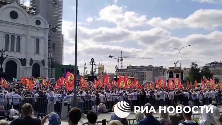 Верующие ожидают крестного хода у храма Христа Спасителя